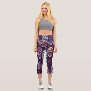 Ethnische Federn: Schwarzweißmuster Capri Leggings