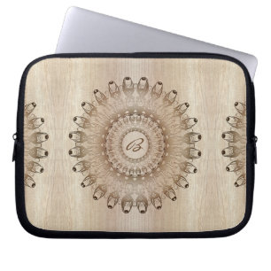 Ethnische Mandala auf hölzernem Hintergrund. Laptopschutzhülle