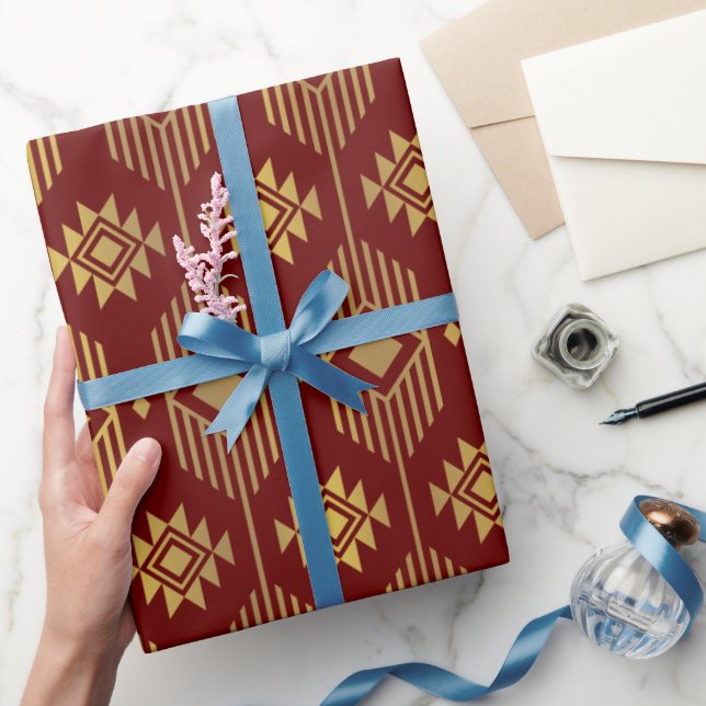 Ethnische rote und goldene Ikat-Geometrie Geschenkpapier (Schenken)