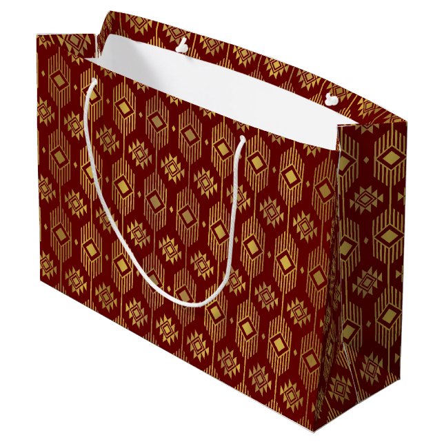 Ethnische rote und goldene Ikat-Geometrie Große Geschenktüte (Rückseite Schrägansicht)