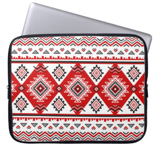 Ethnische Schwarz-weiße rote, ukrainische Motive. Laptopschutzhülle