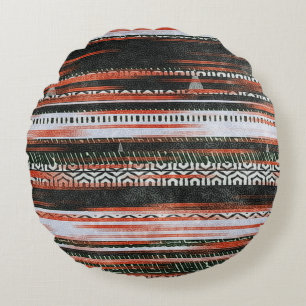 Ethnische Stammesstreifen: Teppichdesign. Rundes Kissen