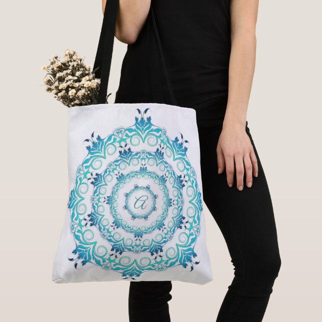 Ethnischer aquamariner Mandala. Monogramm Tasche (Von Nahem)