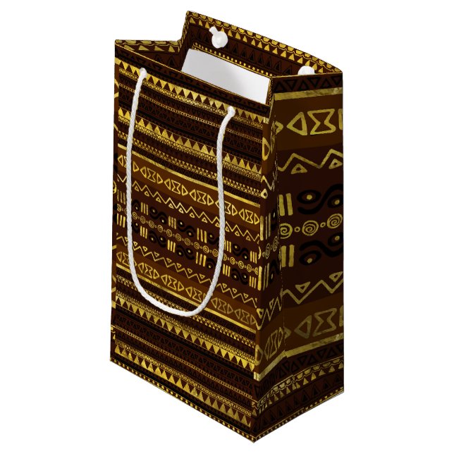 Ethnisches afrikanisches goldenes Muster auf Braun Kleine Geschenktüte (Vorderseite Schrägansicht)