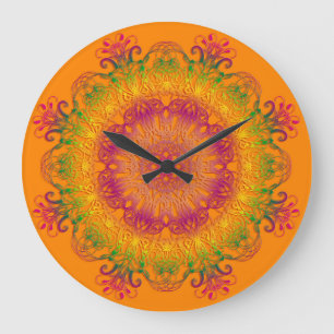 Ethnisches Blumenmandala auf orangem Hintergrund. Große Wanduhr