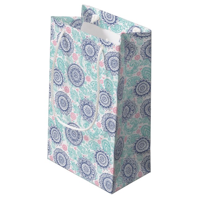 Ethnisches Paisley-Muster Kleine Geschenktüte (Rückseite Schrägansicht)
