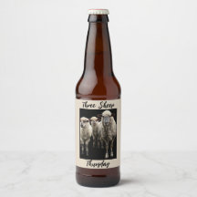 ETIKETT DER BIERFLASCHE MIT DREI SCHAFEN FOTO