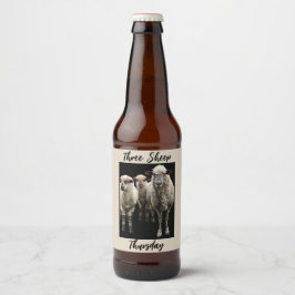 ETIKETT DER BIERFLASCHE MIT DREI SCHAFEN FOTO
