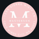 Etikett für die benutzerdefinierte rosafarbene Rüc Runder Aufkleber<br><div class="desc">Passen Sie Ihre Monogram an. Etikett für die Rücksendeadresse mit hellrosa und weißem Kreis. Der gesamte Text ist anpassbar. Bitte kontaktieren Sie mich bei Fragen oder speziellen Anfragen.</div>