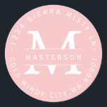 Etikett für die benutzerdefinierte rosafarbene Rüc Runder Aufkleber<br><div class="desc">Passen Sie Ihre Monogram an. Etikett für die Rücksendeadresse mit hellrosa und weißem Kreis. Der gesamte Text ist anpassbar. Bitte kontaktieren Sie mich bei Fragen oder speziellen Anfragen.</div>