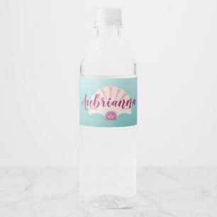Etikett für Wasserflasche mit Meeresmuschel am Str