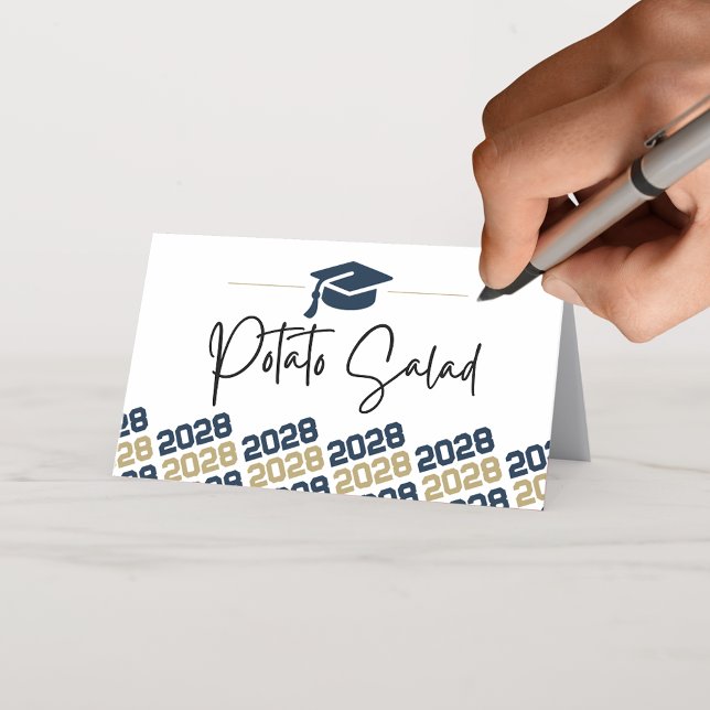 Etikett, Futter, Lebensmittel oder Platzkarte (Navy Blue and Gold Graduation Cap Class of Any Year Folding Label Cards for Food, Drinks or Seating)