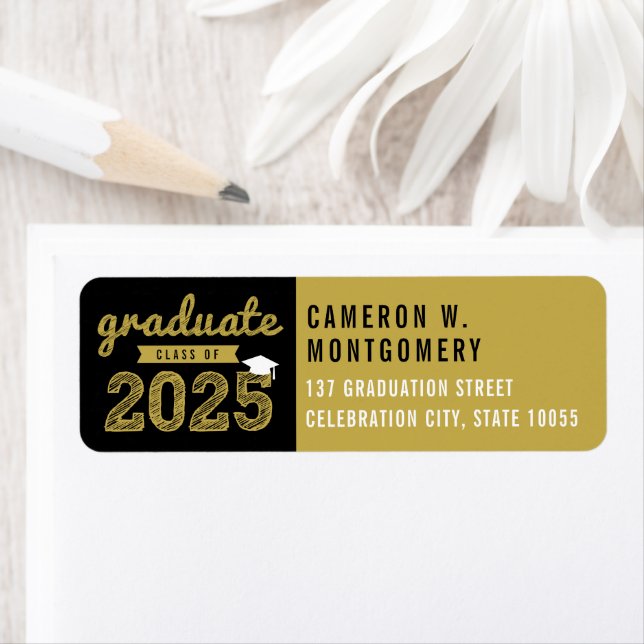 Étiquette 2025 Bold Gold Sketch Moderne Graduation Adresse (En situation)