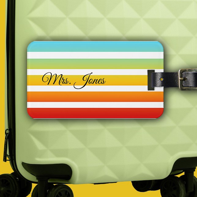 Étiquette À Bagage Balise de bagage à rayures arc-en-ciel personnalis (Elegant luggage tag featuring a festive rainbow colored stripe pattern on your own background color)