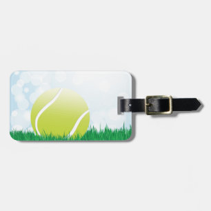 Étiquette À Bagage balle de tennis sur l'herbe