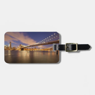 Étiquette À Bagage Brooklyn Bridge et Manhattan à la nuit.