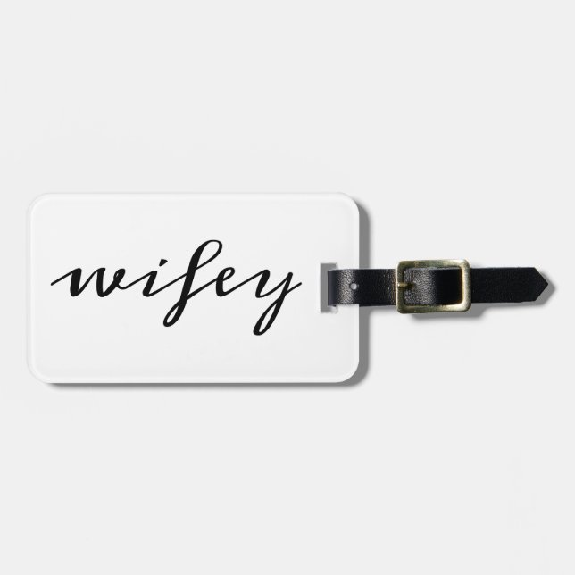 Étiquette À Bagage Calligraphie moderne Black Wifey Script (Devant horizontal)