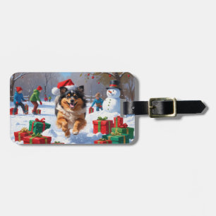 Étiquette À Bagage Chien Keeshond courant dans la neige avec un chape
