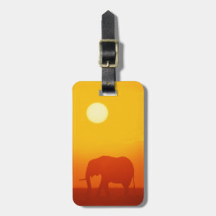 Étiquette À Bagage Éléphant africain marchant au coucher du soleil,