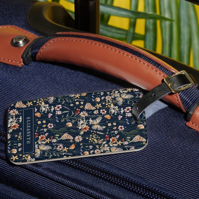 Étiquette À Bagage Étiquette de bagage à fleurs monogramme bleu marin (Navy Blue Boho Monogram Floral Luggage Tag by Painted Paperie
)