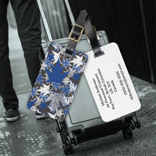 Étiquette À Bagage Feuilles d'érable - Bleu sur un Arrière - plan de  (Blue Maple Leaves on a Charcoal Background Luggage Tag by The Canadian Outpost Shop)