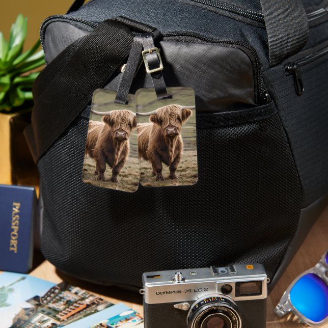 Étiquette À Bagage **"Furry Majesty : The Woolly Brown Highland Cow"* (Recto & Verso)