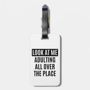 Étiquette À Bagage Le meme drôle Adulting partout citent