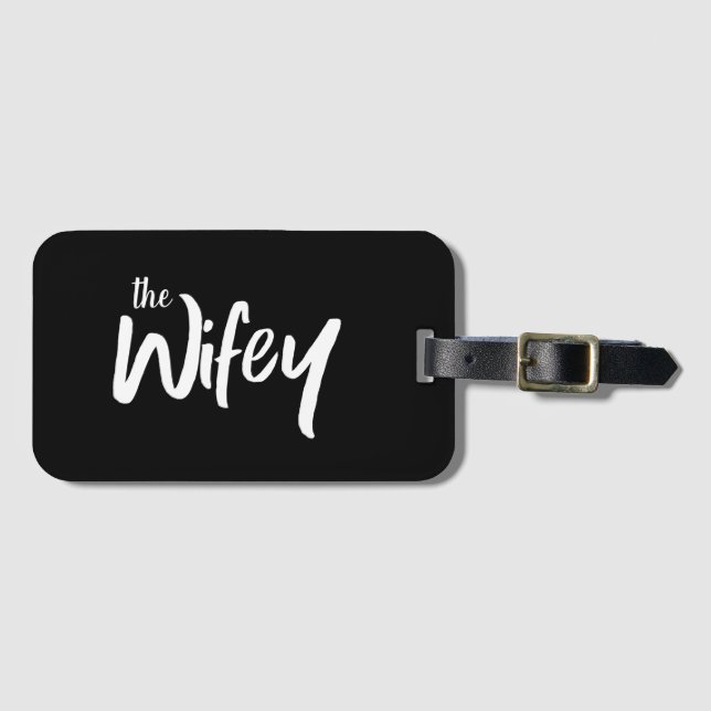 Étiquette À Bagage Le texte Whimsical de Wifey pour la mariée (Devant Horizontal)