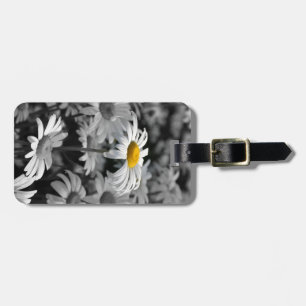 Étiquette À Bagage Marguerite jaune dans une mer de marguerites noire