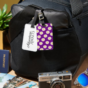 Étiquette À Bagage Motif De Blancs Dans Citation De Voyage Violet