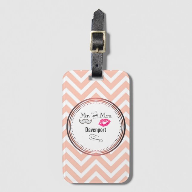 Étiquette À Bagage Mustache & Lèvres Mr & Mrs Peach Chevron Custom (Devant Vertical)