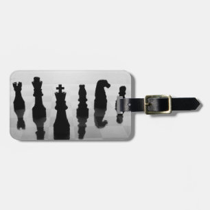 Étiquette À Bagage Pièces d'échecs sur l'échiquier en noir et blanc
