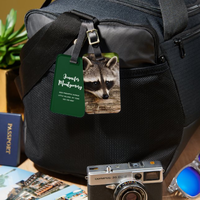 Étiquette À Bagage Raccoon mignon reposant sur un journal (Recto & Verso)