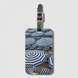 Étiquette À Bagage Rangées des parapluies de plage rayés avec des