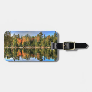 Étiquette À Bagage Reflets du feuillage d'automne dans un lac du Main