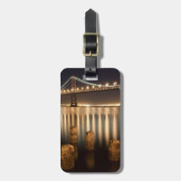 Réflexions nocturnes du pont de la baie d'Oakland.