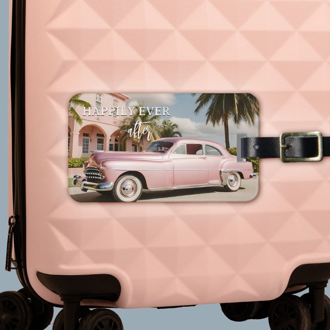 Étiquette À Bagage Rétro rose lune de miel juste marié (Honeymoon luggage tag featuring a pink retro car in a tropical scene)