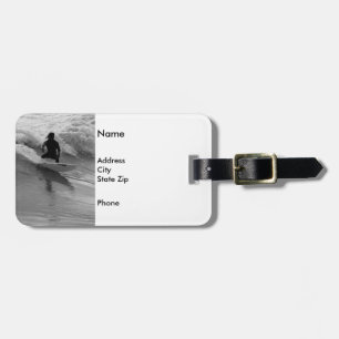 Étiquette À Bagage Surfer En Niveaux De Gris Des Vagues