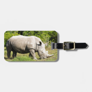 Étiquette À Bagage Tache d'un rhinocéros alimentant tandis que sur le