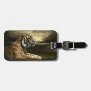 Étiquette À Bagage Tigre regardant et se reposant sous le ciel