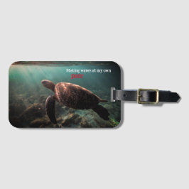 Étiquette À Bagage Tortue verte nageant sous l'eau