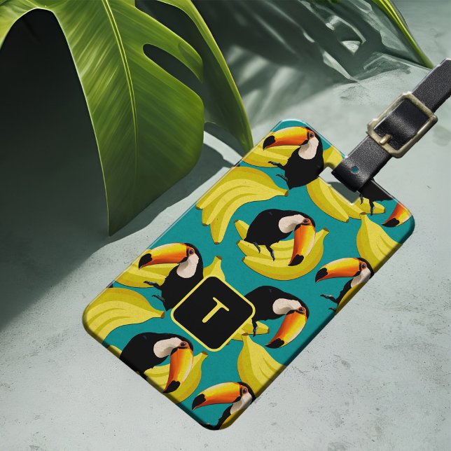 Étiquette À Bagage Vibrant Toucan Banana Amusant Jeux Tropical Voyage (Toucan banana pattern tropical birds luggage tag with monogram, bright teal & yellow cheerful travel)