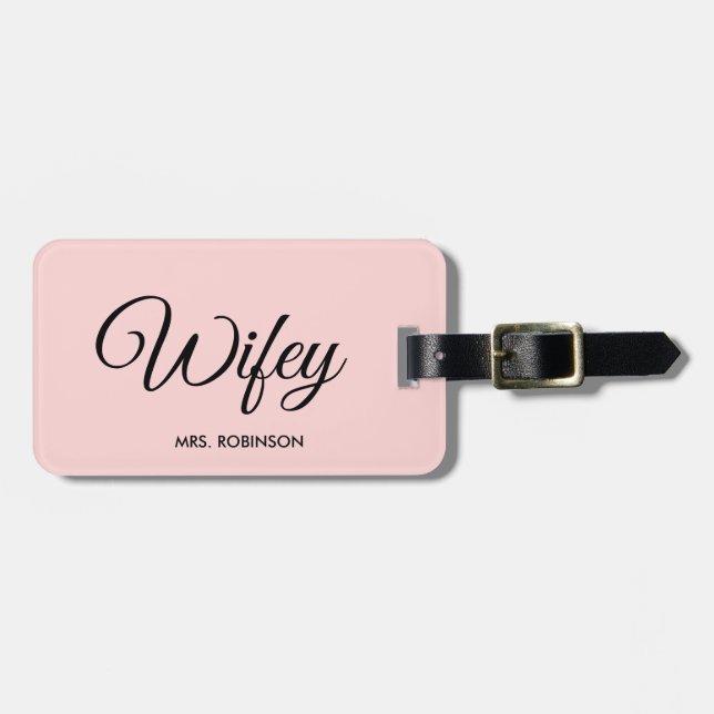 Étiquette À Bagage Wifey, nouveau marié, script moderne Nom du monogr (Devant horizontal)