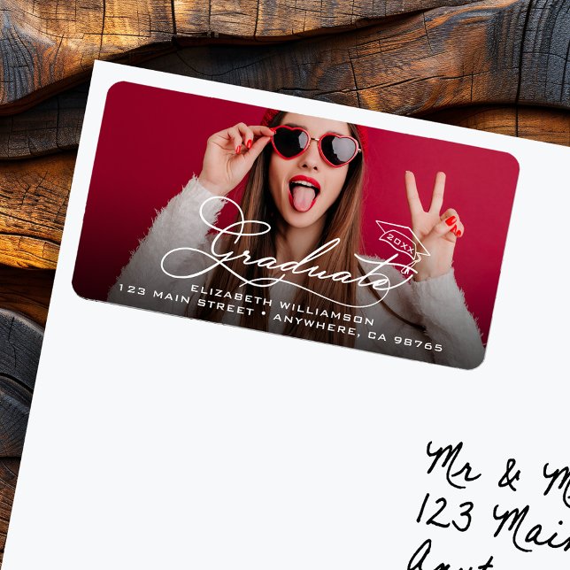 Étiquette Adresse de retour de la photo du diplômé (Return address label feature Graduate and your address in chic lettering on your favorite photo.)
