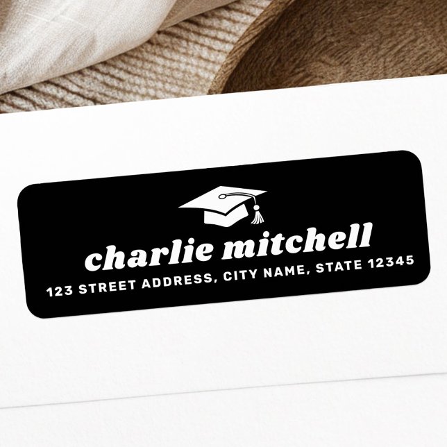 Étiquette Adresse de retour noire du capuchon de graduation  (Retro font graduation cap black return address label)