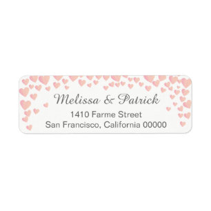 Étiquette amour rose en chute confetti sur mariage blanc