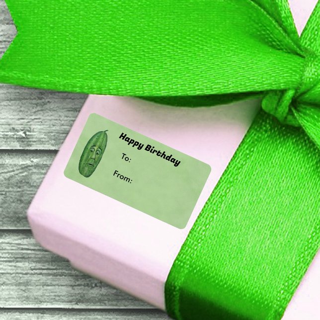 Étiquette Anniversaire Anthropomorphique Pickle Vert Avec Vi (Silly green anthropomorphic pickle with surprised face on Happy Birthday green gift tag stickers.)