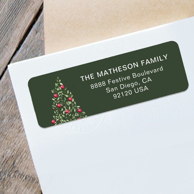 Étiquette Arbre de Noël moderne vert rouge élégant (Family Return address label - Watercolor Green foliage Christmas tree red ornament on green )