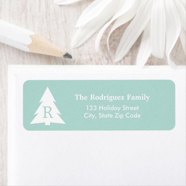 Étiquette Arbre de Noël Monogramme moderne sur Mint Green (En situation)