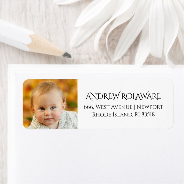 Étiquette Baby Photo Return Adresse Modern Simple (En situation)